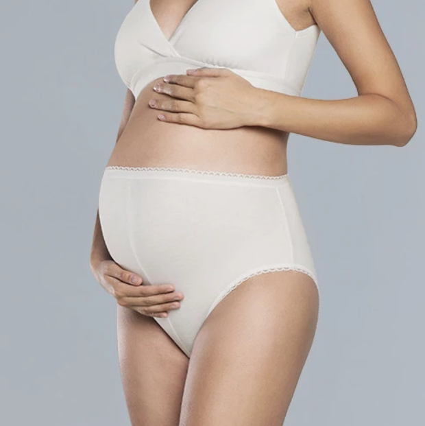 Komfort i styl w ciąży - Zadowolona klientka w wygodnym topie ciążowym z naszej kolekcji.